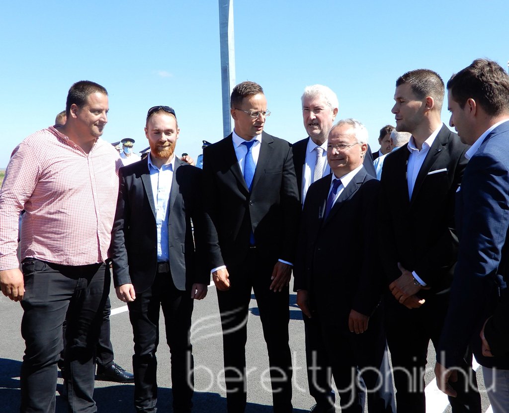 Átadták az M4-es autópálya Ártándig tartó szakaszát37